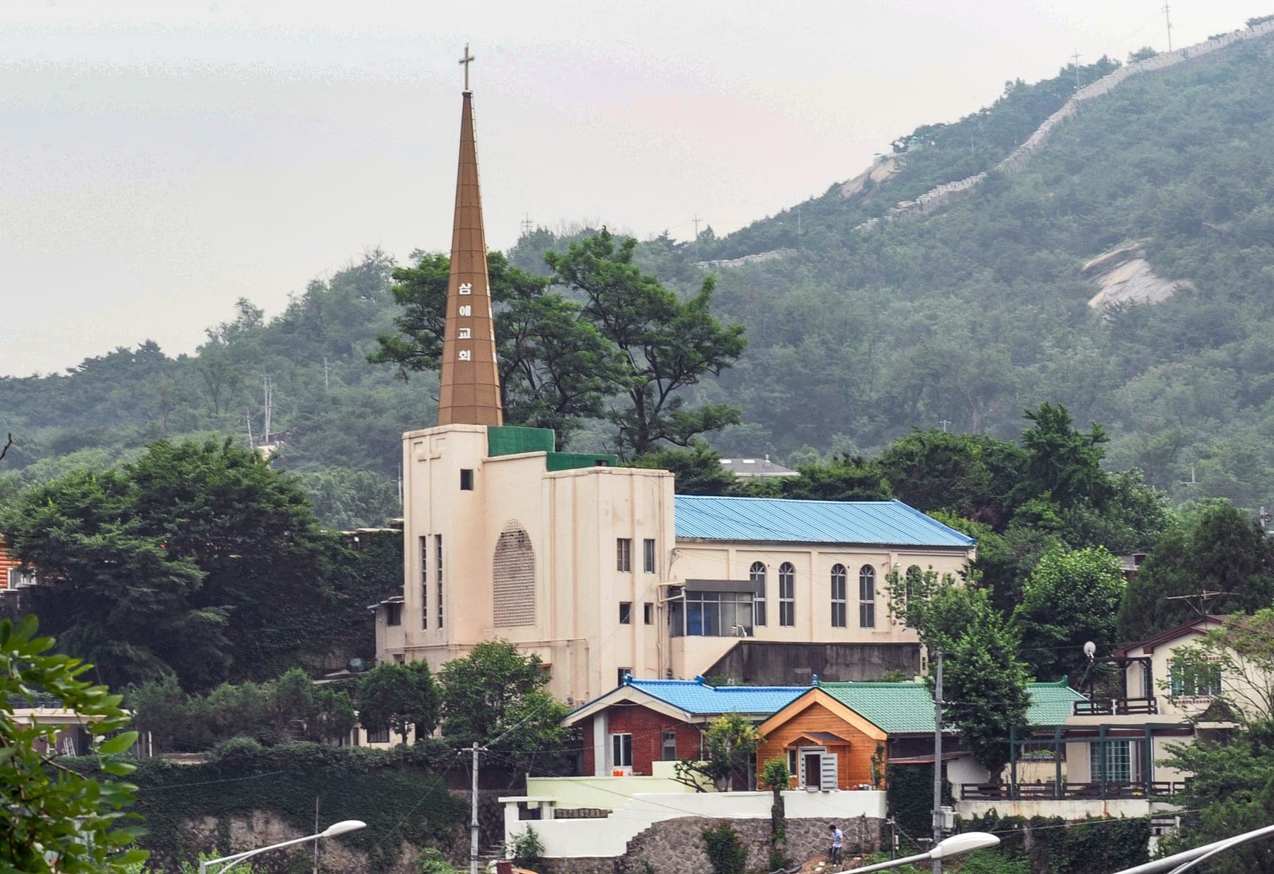 인왕산 자락에 자리한 삼애교회 예배당